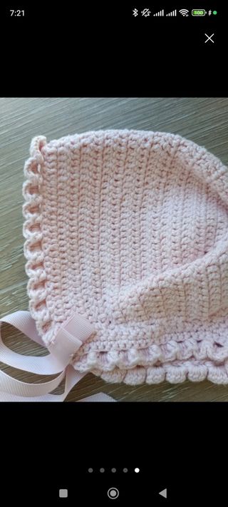 Capota onditas rosa de bebé tejida a mano