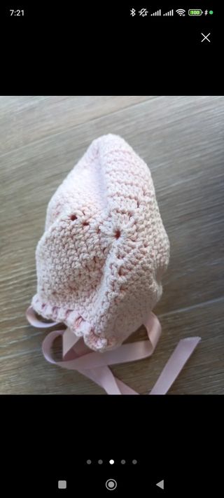 Capota onditas rosa de bebé tejida a mano