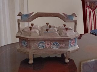 Caja de madera tallada y pintada