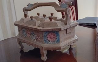 Caja de madera tallada y pintada