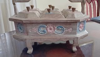 Caja de madera tallada y pintada