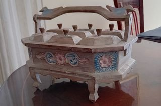 Caja de madera tallada y pintada