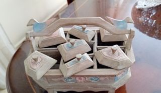 Caja de madera tallada y pintada