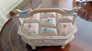 Caja de madera tallada y pintada