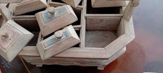 Caja de madera tallada y pintada