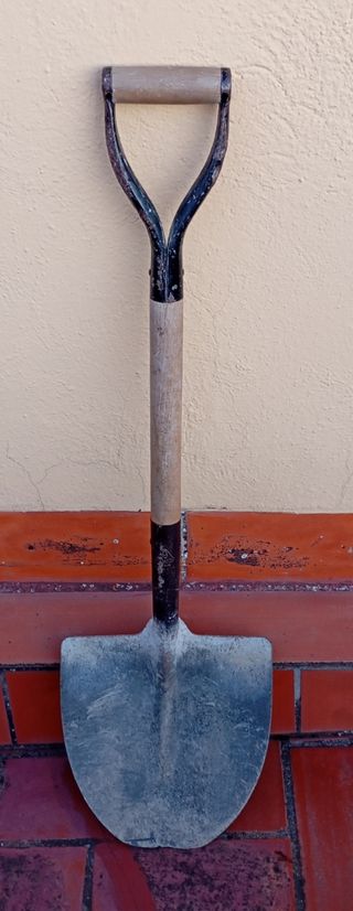 Pala de la construcion con mango de madera bellota