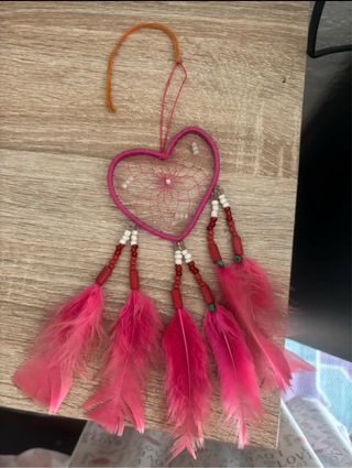 Espanta espíritos coração rosa com penas