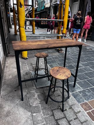Mesa y silla de bar alta madera y metal