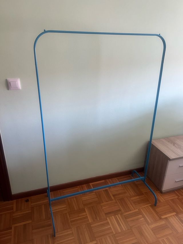 Burro perchero de metal azul