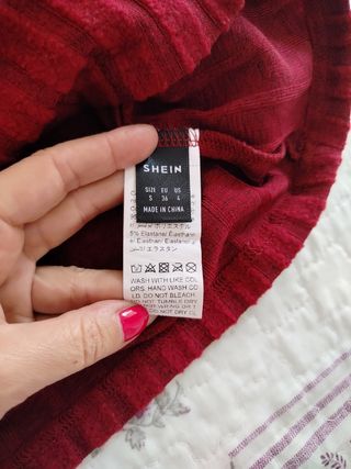 Blusa roja de canalé con cordones