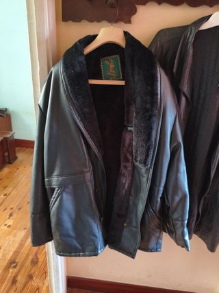 Chaquetón de cuero negro