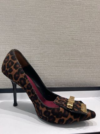 Zapato tacón estampado leopardo con detalle dorado