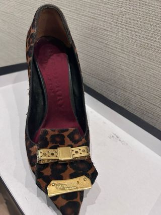 Zapato tacón estampado leopardo con detalle dorado