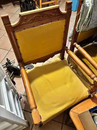 Sedie in legno con seduta gialla