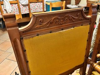 Sedie in legno con seduta gialla