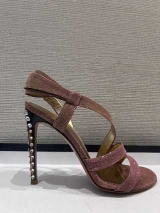 Zapatos de tacón dorados y rosas
