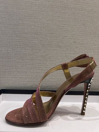 Zapatos de tacón dorados y rosas