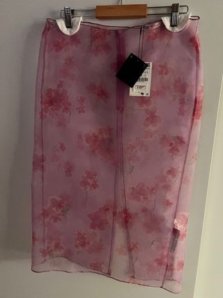 Falda transparente floral rosa y morada.
