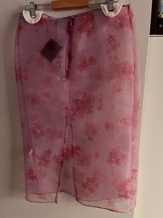 Falda transparente floral rosa y morada.