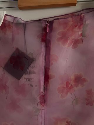 Falda transparente floral rosa y morada.