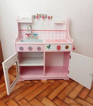 Cocina infantil de madera rosa