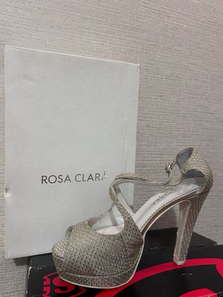 Zapato de tacón dorado brillante