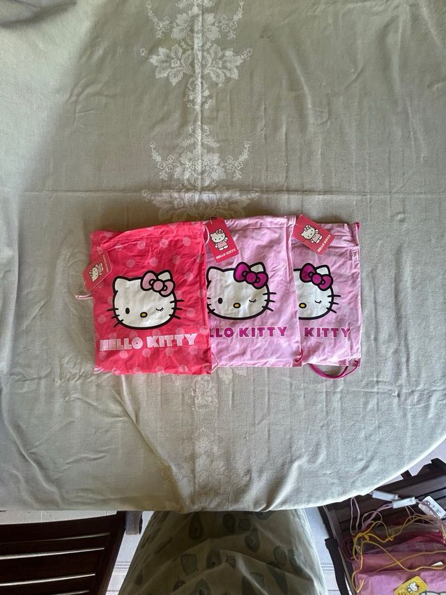 Capa de chuva Hello Kitty morango e bolinhas rosa