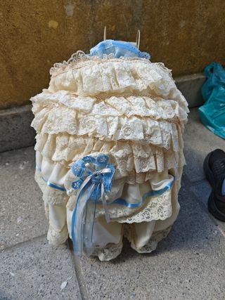 Carrozzina nascita celeste pizzo e fiocchi