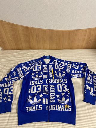 Chaqueta Adidas Originals azul con estampado