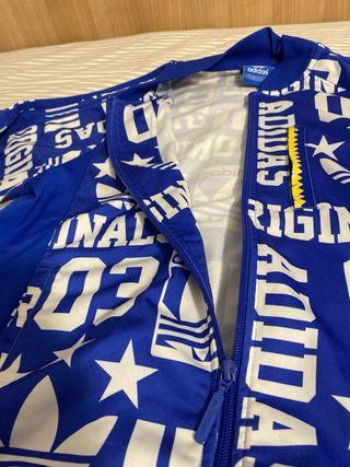 Chaqueta Adidas Originals azul con estampado