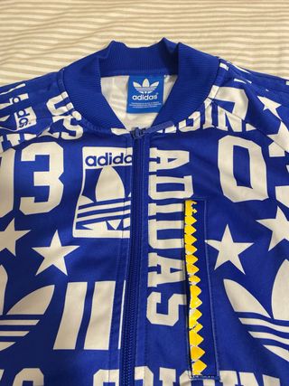 Chaqueta Adidas Originals azul con estampado