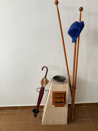 Mueble entrada de piedra y madera con perchero