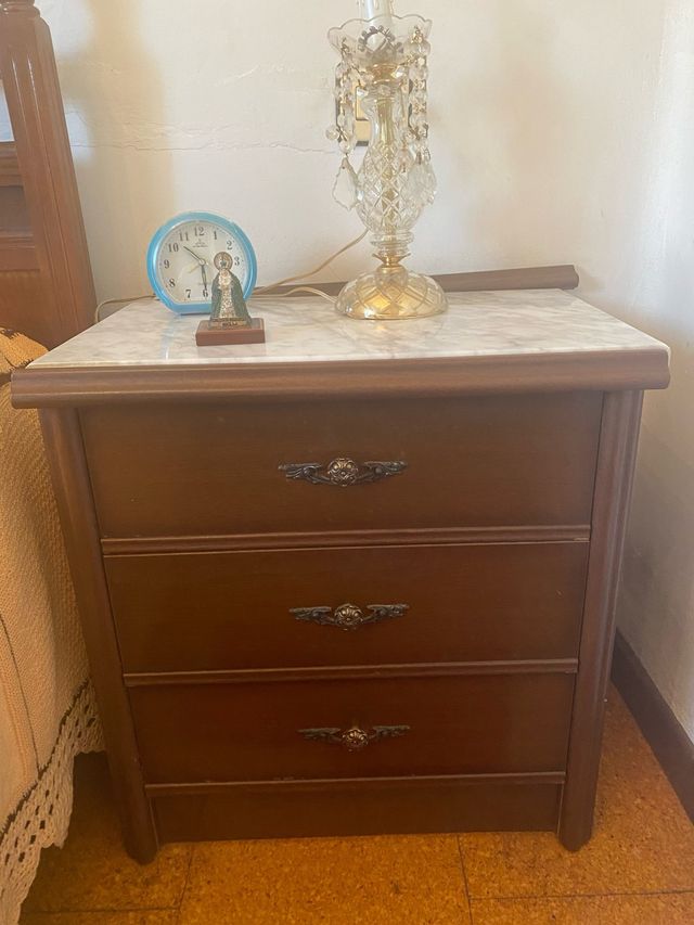 Mesitas de noche de madera y mármol