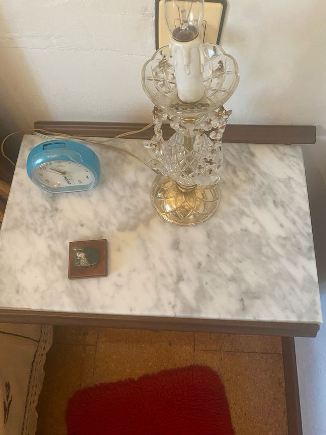 Mesitas de noche de madera y mármol