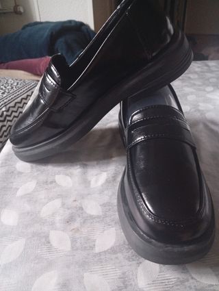 Zapatos negros tipo mocasín