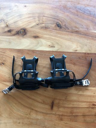 Pedales de bicicleta con calapiés