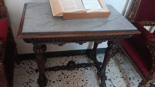Mesa antigua de mármol y madera