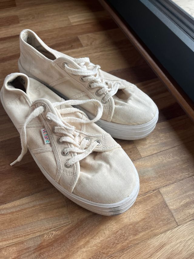 Bambas Victoria crema talla 40.


