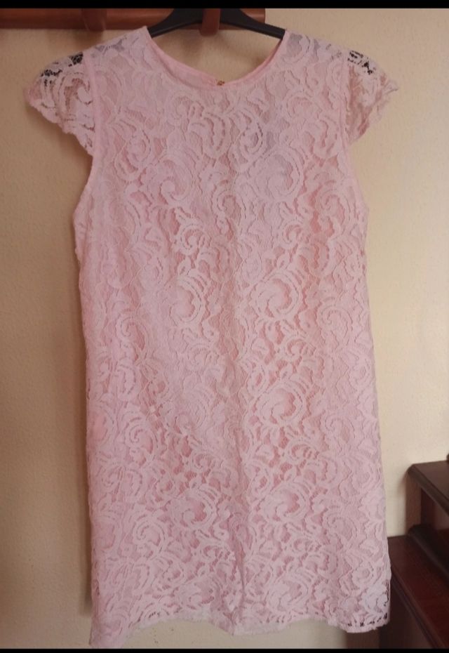 Elegante vestido de encaje rosa
