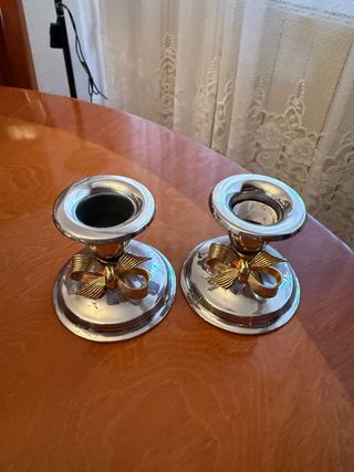 Set de 2 candelabros plateados con lazo dorado