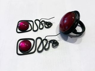 Conjunto pendientes y anillo malva y negro