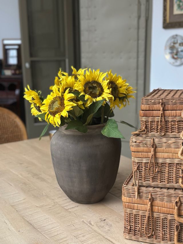 Girasoles artificiales en jarrón de cerámica