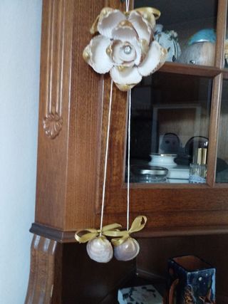 Decorazione floreale con conchiglie