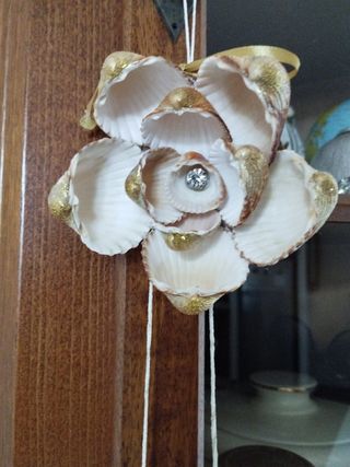 Decorazione floreale con conchiglie