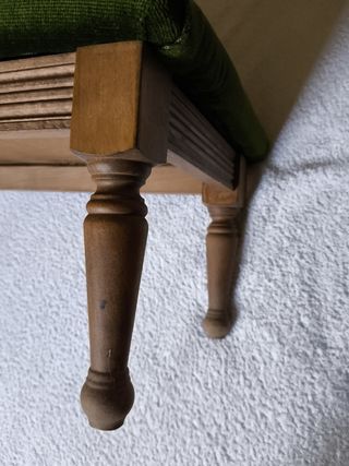 ESCABEL REPOSAPIES DE MADERA Y TERCIOPELO VERDE