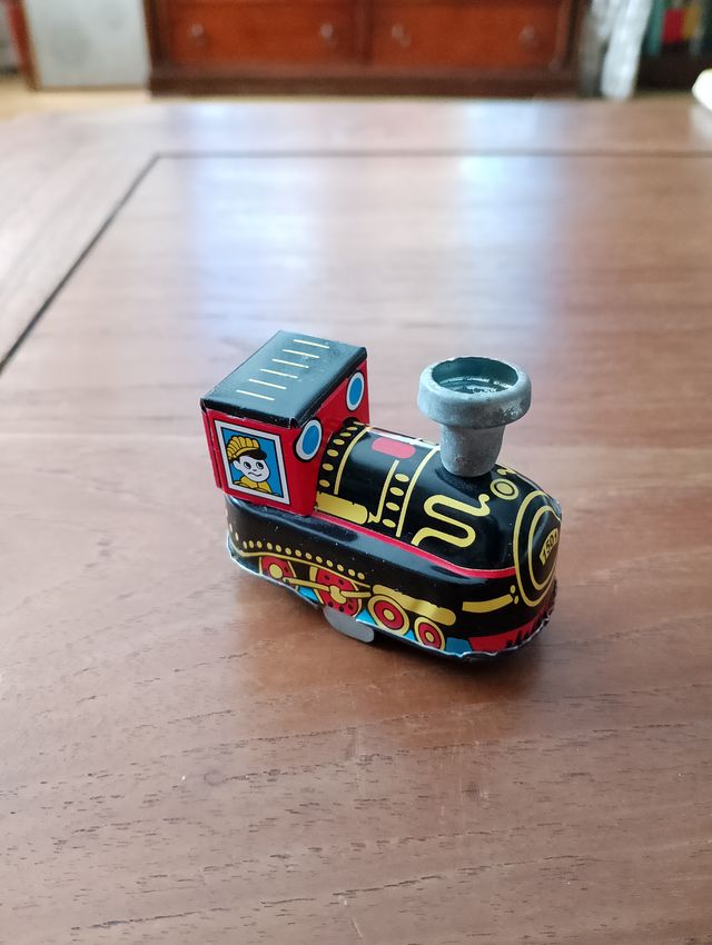 Locomotora de hojalata antigua