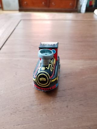 Locomotora de hojalata antigua