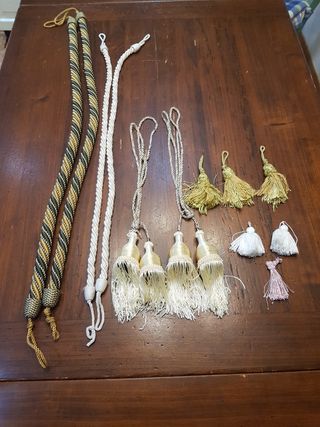 Passamaneria e nappe fermatende beige oro