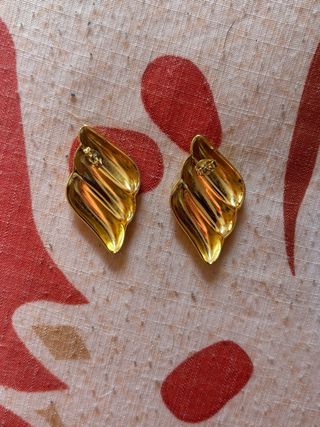 Pendientes dorados con diseño ondulado