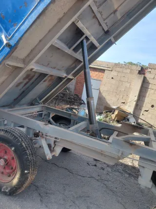 Remolque 5000 kg azul básculante